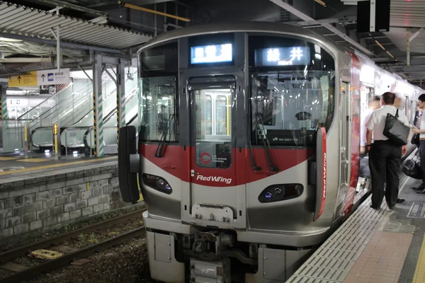 JR tren espera en el andén —  Fotos de Stock