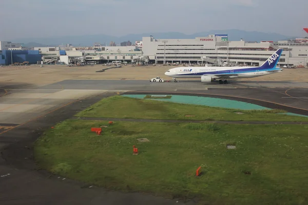 Landebahn des japanischen Flughafens Fukuoka — Stockfoto