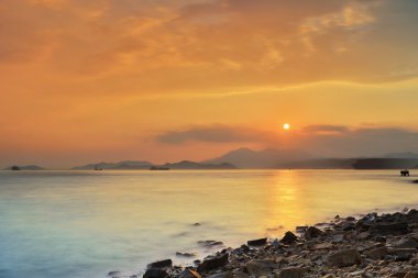 Kumlu Koyu'ndaki dalga ile taş