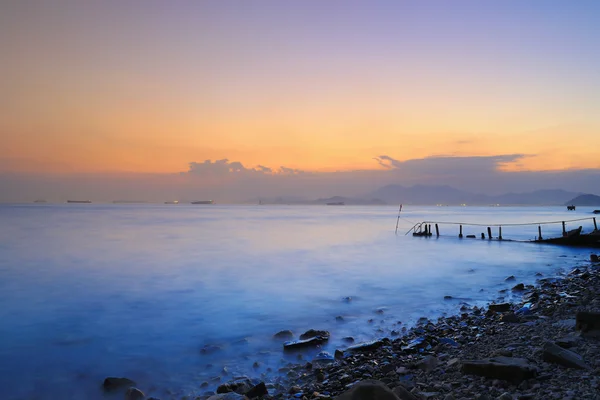 Cielo, tierra y mar en la bahía de arena — Foto de Stock
