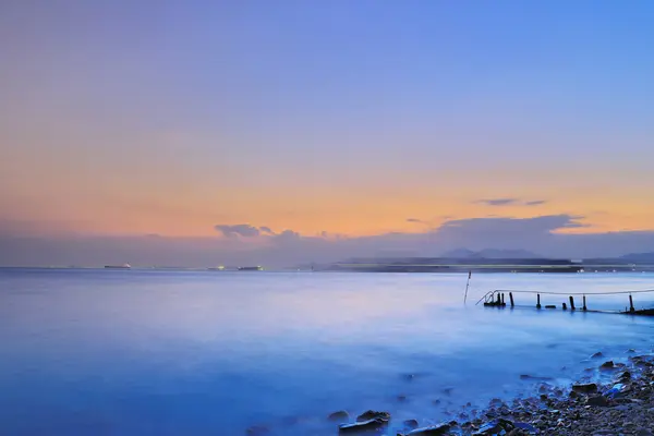 Puesta de sol en una playa de mar con hermoso cielo — Foto de Stock