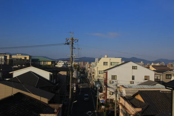 京都の山陰本線からの窓の外を見る — ストック写真