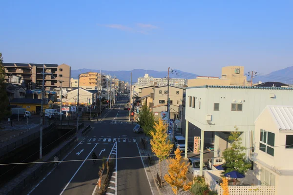 京都の山陰本線からの窓の外を見る — ストック写真