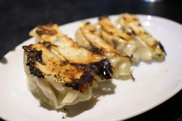 Aziatische voorgerecht menu gebakken knoedel of gyoza in Japanse woord — Stockfoto