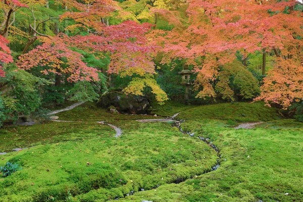 Giardino zen nella stagione autunnale in Giappone a Rurikoin — Foto Stock