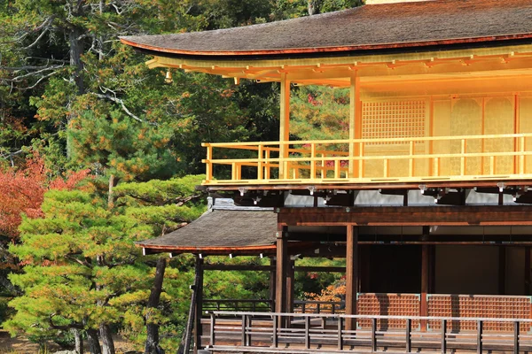 Zlatý pavilon kinkakuji chrámu v Kjótu, Japonsko — Stock fotografie