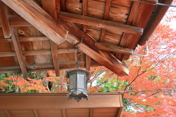 Lámpara japonesa de estilo antiguo en el templo Byodo-in en Kyoto, Japón — Foto de Stock
