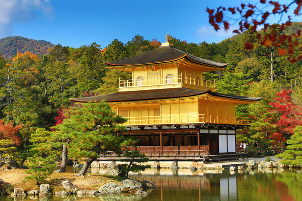 Золотой павильон храма Кинкакудзи в Японии
