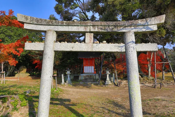 Niet-geïdentificeerde mensen rusten op een Zen-tuin in Byodo-In tempel — Stockfoto