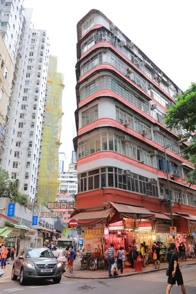 Människor och trafik på Wan Chai Road — Stockfoto