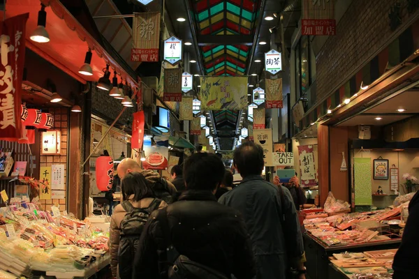 錦小路通に京都で市場が濡れています。 — ストック写真