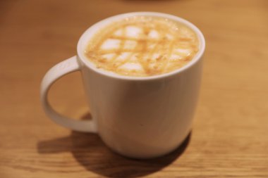 Kahve fincanı eski ahşap manzaralı.