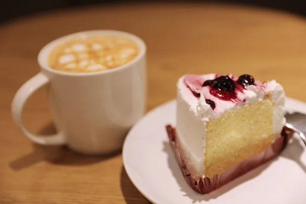 Tasse Latte Kaffee mit Kuchen — Stockfoto