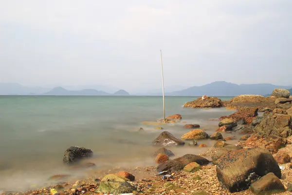 A praia lateral da baía em sai kung — Fotografia de Stock