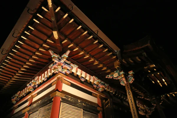 Dettaglio del tetto del tempio giapponese molto complesso — Foto Stock