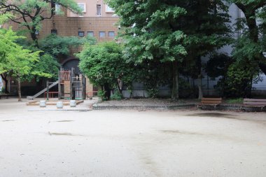 Parktaki bahçedeki renkli oyun parkı.