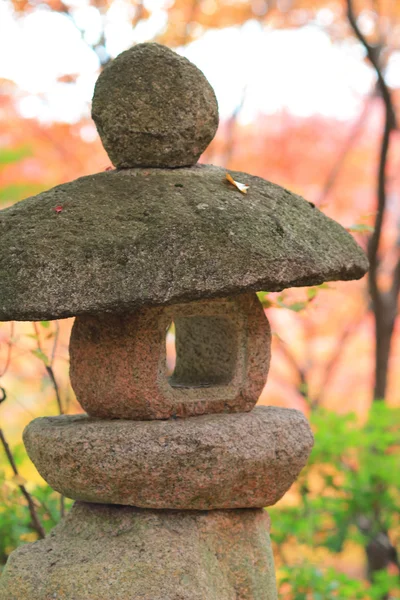 Een stenen lantaarns in kyoto — Stockfoto