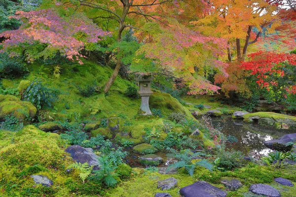 Rurikoin で日本で秋のシーズンで禅の庭 — ストック写真