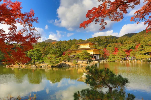 Zen buddhistiska templet Kinkaku-ji höstsäsong — Stockfoto