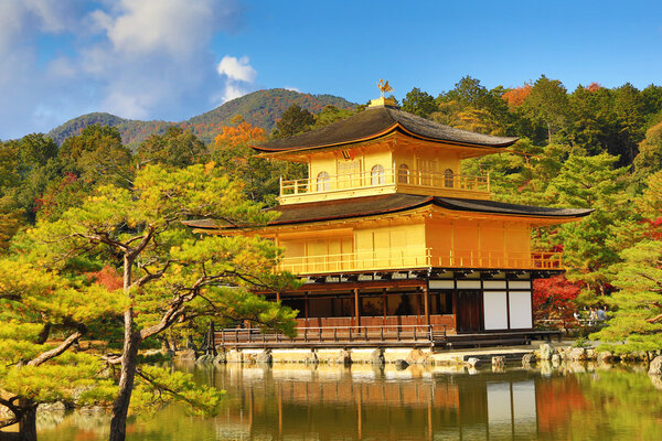 Золотой павильон храма Кинкакудзи в Японии
