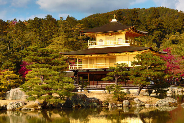 Золотой павильон храма Кинкакудзи в Японии
