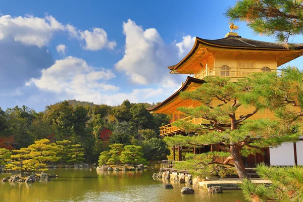 Höstsäsongen Kinkaku-ji Zen buddhistiska tempel — Stockfoto