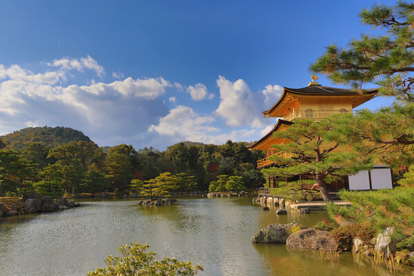 Золотой павильон храма Кинкакудзи в Японии
