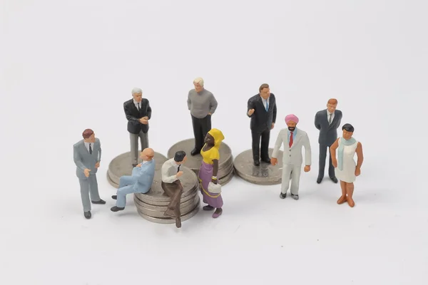 Grupp miniatyr människor på mynt — Stockfoto