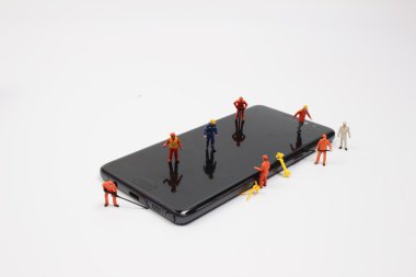 küçük işçi üstünde hareket eden telefon