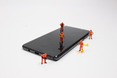 küçük işçi üstünde hareket eden telefon