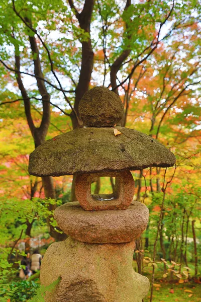Stenen lantaarn van Jojakuko-ji tempel — Stockfoto