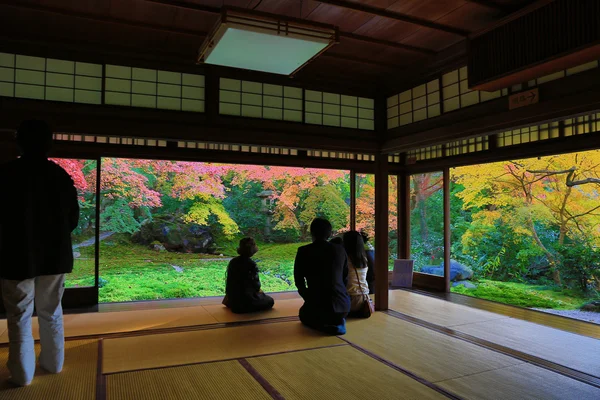 Jardim zen em Rurikoin, tudo visto através de uma janela . — Fotografia de Stock