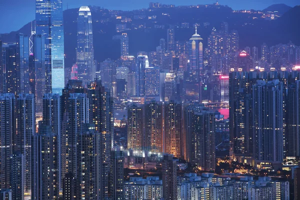 Χονγκ Κονγκ κατοικημένο κτήριο νύχτα — Φωτογραφία Αρχείου