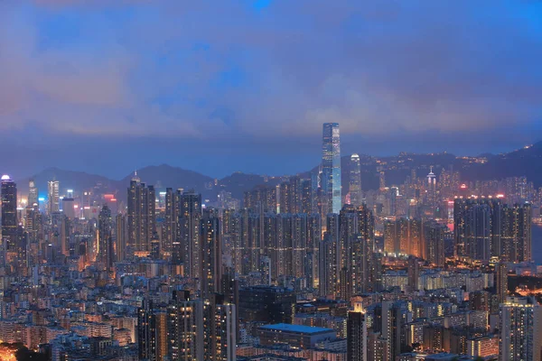 Skyline Kowloon ночами влітку — стокове фото