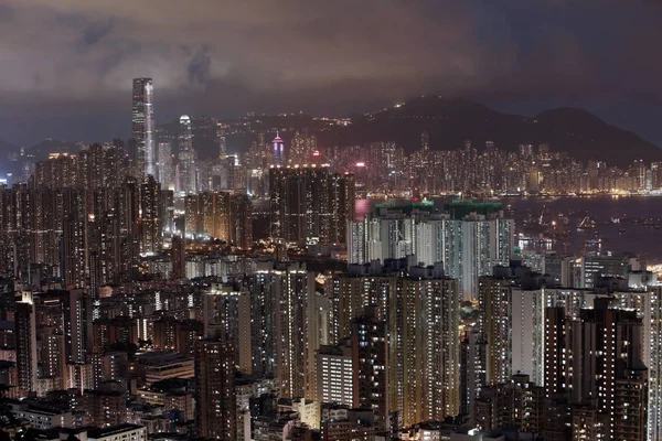 O horizonte de Kowloon na noite de verão — Fotografia de Stock