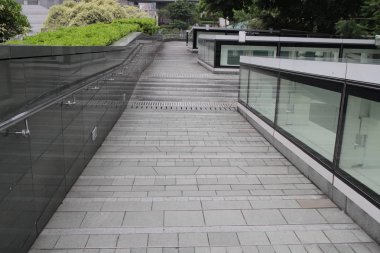 Taş parth bahçede yürümek.