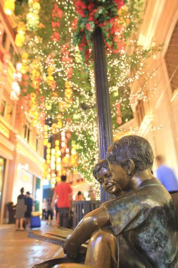 iki erkek bronz heykeli 