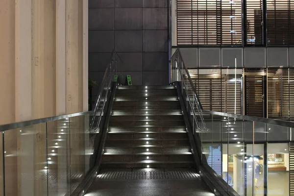 Chemin d'éclairage nocturne pour les promenades à hk — Photo