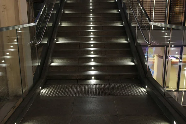 Sendero de iluminación nocturna para paseos en hk —  Fotos de Stock