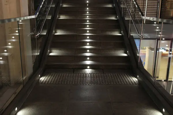 Sendero de iluminación nocturna para paseos en hk — Foto de Stock