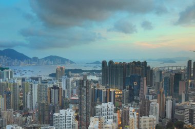 Cityscape görünümüyle kınamak ve ofis binaları 