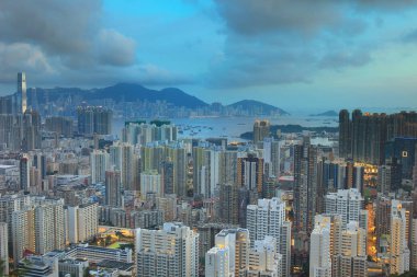Cityscape görünümüyle kınamak ve ofis binaları 