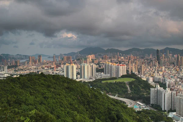 摩天大楼鹰巢山的天际线 — 图库照片