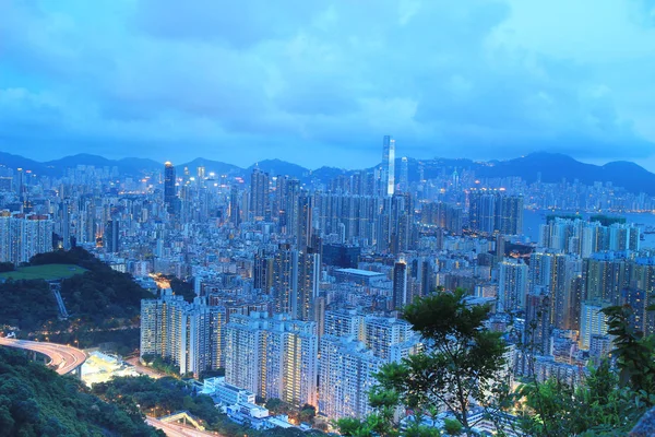 香港市中心的夜晚是五颜六色的 — 图库照片