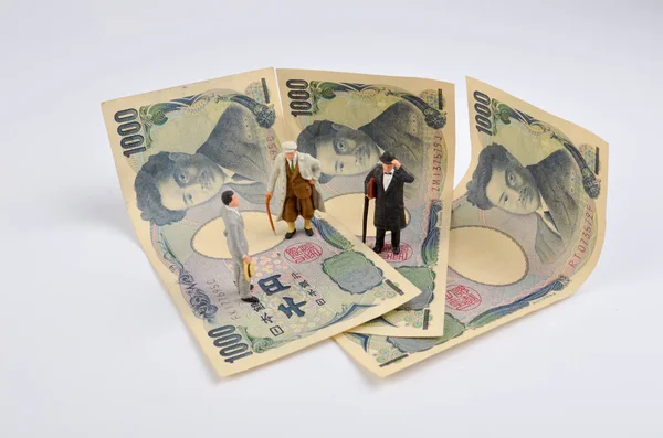 Мініатюрна бізнесмен на банкнотах — стокове фото
