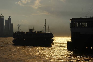 gün batımında Bay HK feribot