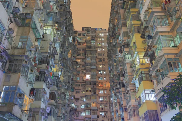 Edifício antigo apartamento em Hong Kong — Fotografia de Stock