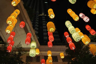 Geceleri renkli Asya fenerler