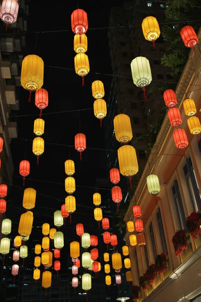 Geceleri renkli Asya fenerler — Stok fotoğraf