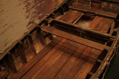 yeni bitmiş ahşap iç oturma ile satır tekne 